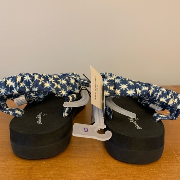 Nwt universal threads slip on sandals - Picture 6 of 7